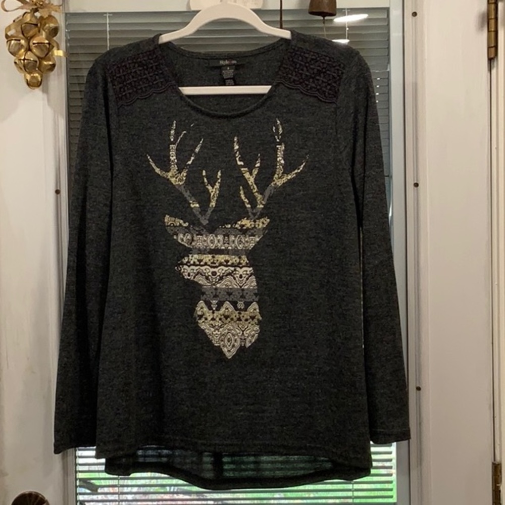 EUC STYLE & CO LONG SLEEVE TOP W/FESTIVE BUCK HEAD.  SMALL